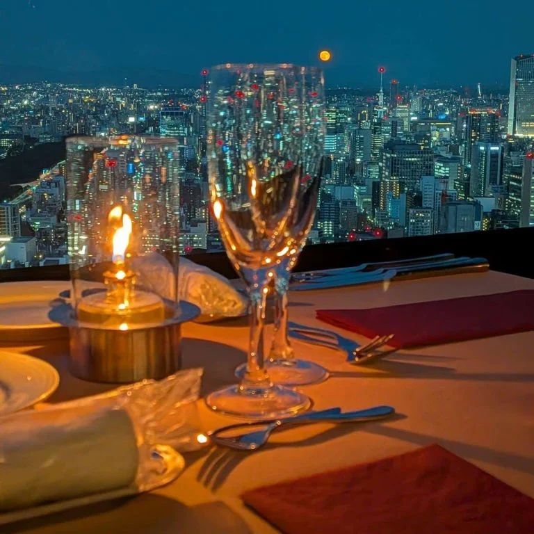 ルーセントタワー40階から夜景とディナーがお楽しみいただけます。